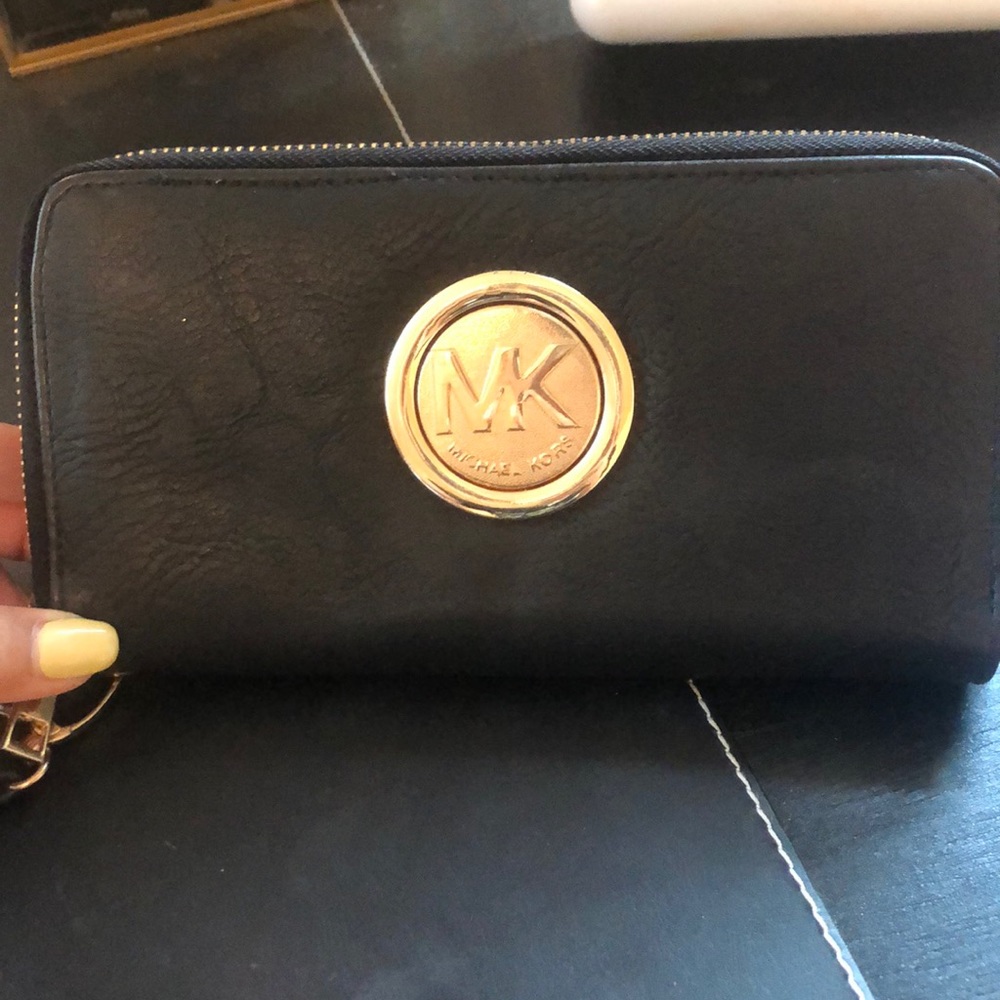 Black leather Michael kors wristlet wallet